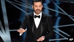 L'animateur américain Jimmy Kimmel parle aux oscars à Los Angeles, le 26 février 2017. 