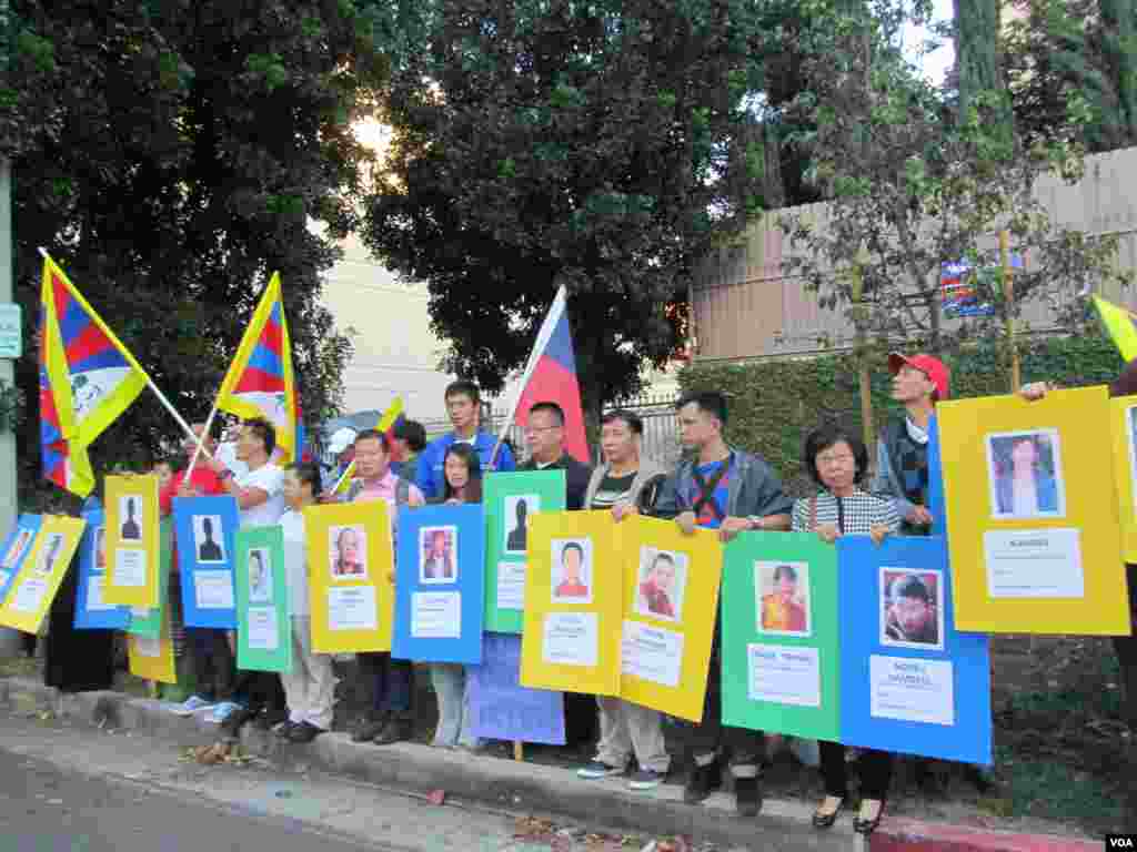 华人支持者拿着自焚藏人照片( 美国之音 容易拍摄)