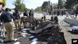 Un policier pakistanais examine le site où il y a eu une explosion à Quetta. Vendredi 23 juin 2017