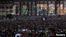 La gente asiste al día del "Grito de Independencia", que marca la Independencia de México de España, en el centro de la Ciudad de México, México, 15 de septiembre de 2024. REUTERS/Henry Romero