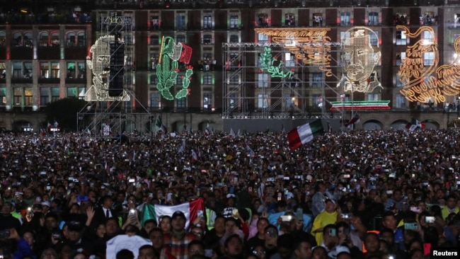 La gente asiste al día del "Grito de Independencia", que marca la Independencia de México de España, en el centro de la Ciudad de México, México, 15 de septiembre de 2024. REUTERS/Henry Romero