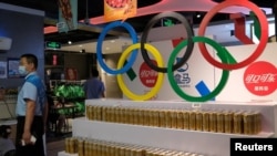 Los anillos olímpicos se ven sobre los productos de la empresa Coca-Cola, un patrocinador corporativo de los Juegos Olímpicos de Beijing 2022, en un supermercado en Beijing, el 30 de julio de 2021.