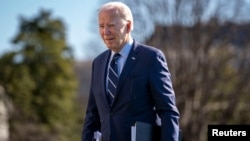 El presidente estadounidense, Joe Biden, cruza el césped sur de la Casa Blanca, en Washington, después de regresar de un viaje de fin de semana a Delaware, el 19 de febrero de 2024. 