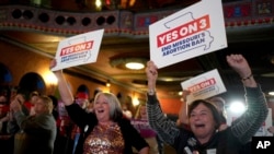 Las personas que participan en una fiesta para observar la noche de las elecciones reaccionan después de que se aprobara una enmienda a la constitución de Missouri sobre el derecho al aborto el martes 5 de noviembre de 2024 en Kansas City, Missouri.