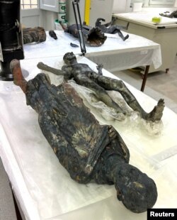 Newly discovered 2,300-year-old bronze statues are displayed at a laboratory in Grosseto, Italy, in this handout photo obtained by Reuters on November 8, 2022. (Ministero della Cultura/Handout via REUTERS)