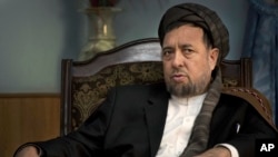 Wakil Kepala Eksekutif Afghanistan Mohammed Mohaqiq berbicara tentang pembicaraan damai, 27 Oktober 2013, dengan Taliban sebelum penarikan tentara AS dan NATO, di kantornya di Kabul, Afghanistan. (Foto: dok.)