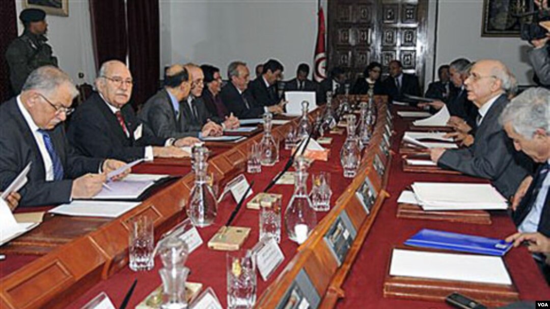 Presiden Tunisia Fouad Mebazaa memimpin rapat kabinet pertamanya (1/20) setelah Presiden terguling Ben Ali meninggalkan posisinya di Tunis.