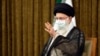 ایران کے سپریم لیڈر آیت اللہ علی خامنہ ای کے دفتر سے جاری ہونے والی تصویر میں وہ صدر حسن روحانی اور ان کی انتظامیہ کے عہدیداروں سے الوداعی ملاقات کے بعد خطاب کر رہے ہیں۔