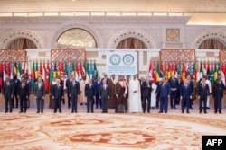 Putra Mahkota Saudi Mohammed bin Salman (tengah) berpose untuk foto bersama dengan para pemimpin negara anggota Organisasi Kerja Sama Islam (OKI) dan Liga Arab selama pertemuan puncak luar biasa bersama mereka di Riyadh, 11 November 2024. (SPA/AFP)