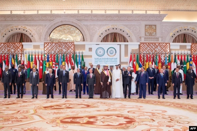 Putra Mahkota Saudi Mohammed bin Salman (tengah) berpose untuk foto bersama dengan para pemimpin negara anggota Organisasi Kerja Sama Islam (OKI) dan Liga Arab selama pertemuan puncak luar biasa bersama mereka di Riyadh, 11 November 2024. (SPA/AFP)