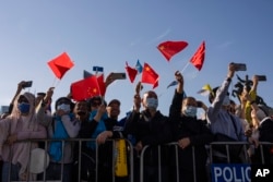 Sejumlah umat Katolik China menyambut Paus Fransiskus dalam upacara penyambutan bersama Presiden Mongolia Ukhnaagiin Khurelsukh di Lapangan Sukhbaatar di Ulan Bator, Mongolia, Sabtu, 2 September 2023. (Foto: Louise Delmotte/AP Photo)