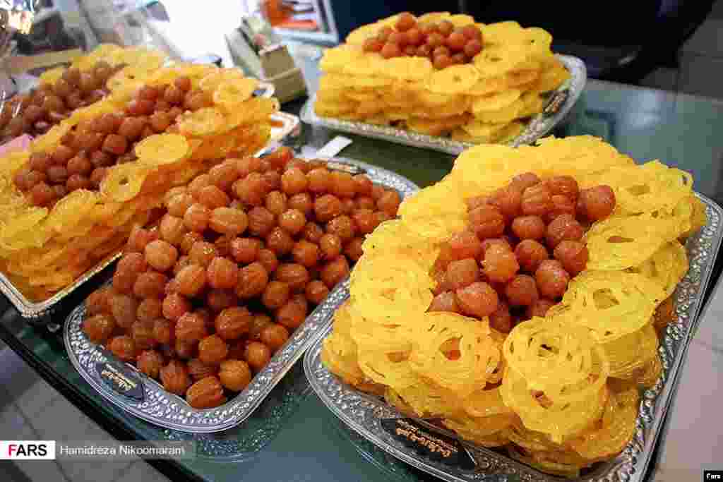 طبخ و فروش زولبیا و بامیه در ماه رمضان عکس: حمیدرضا نیکومرام