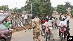 Soja yana binciken wata mota a Kaduna, ranar Alhamis, 21 Afrilu, 2011.