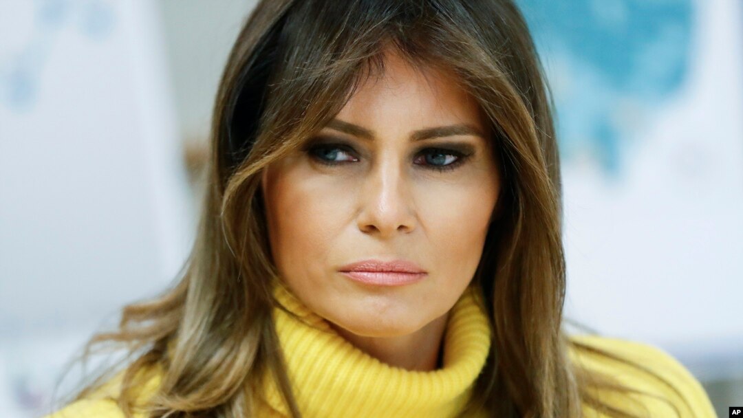 ARCHIVO - La primera dama de EE.UU. Melania Trump reunida con el personal del Hospital de Niños de Cincinnati, en Cincinnati, Ohio, el 5 de febrero de 2018.