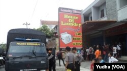 Polisi Sukoharjo menjaga lokasi penggeledahan di tempat kerja terduga teroris yang ditangkap Densus Anti Teror di Sukoharjo (Foto: VOA/Yudha)