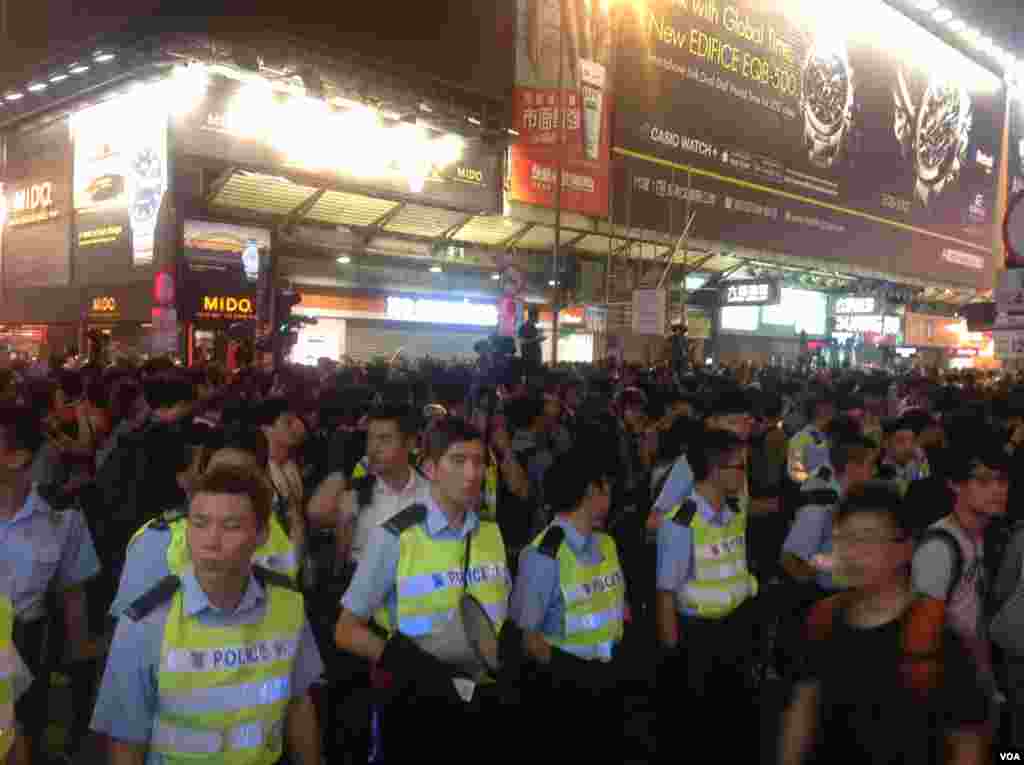 数以百计香港市民在旺角几外路段聚集 (美国之音海彦拍摄)