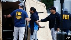 Un hombre es arrestado en Los Ángeles durante una redada de pandilleros relacionados con la Mara Salvatrucha o MS-13 el 17 de mayo de 2017.