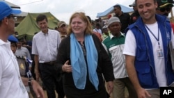 Asisten Menteri Luar Negeri AS, Anne C. Richard (tengah), dalam kunjungan ke kamp pengungsi Rohingya dan Bangladesh di Kuala Cangkoi, Aceh (2/6). (AP/Binsar Bakkara)