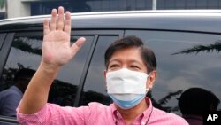 Ferdinand 'Bongbong' Marcos Jr., melambaikan tangan kepada pendukungnya setelah mengajukan sertifikat pencalonannya untuk pemilihan presiden, di Manila, Filipina, 6 Oktober 2021. (AP/Aaron Favila)