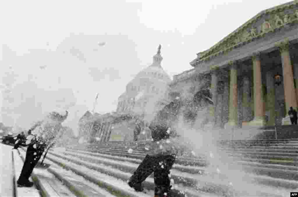 Workers shovel the snow on the steps that lead to the Senate on Capitol Hill in Washington Thursday, Dec. 16, 2010. (AP Photo/Alex Brandon)