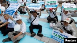 Sejumlah pengunjuk rasa dalam demo di Taipei memprotes pengecualian Taiwan dari sidang Majelis Kesehatan Dunia di Jenewa, 21 Mei 2017. 