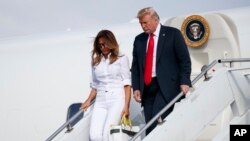 El presidente de EE.UU. Donald Trump y la primera dama Melania Trump llegan en el Air Force One a l aeropuerto municipal de Morristown, Nueva Jersey, el viernes 27 de julio de 2018, de camino al Trump National Golf Club en Bedminster, N.J. (AP/Carolyn Kaster). El mandatario estadounidense amenazó con permitir un cierre del gobierno si los demócratas en el Congreso no aprueban sus demandas sobre el muro y cambios a las leyes de inmigración.