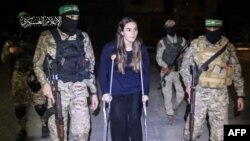 مایا، گروگان اسرائیلی، در میان اعضای گروه تروریستی حماس