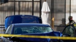 El automóvil que se estrelló contra una barrera en el Capitolio se ve cerca del lado del Senado del Capitolio de los Estados Unidos en Washington, el viernes 2 de abril de 2021 (AP Photo / Carolyn Kaster).