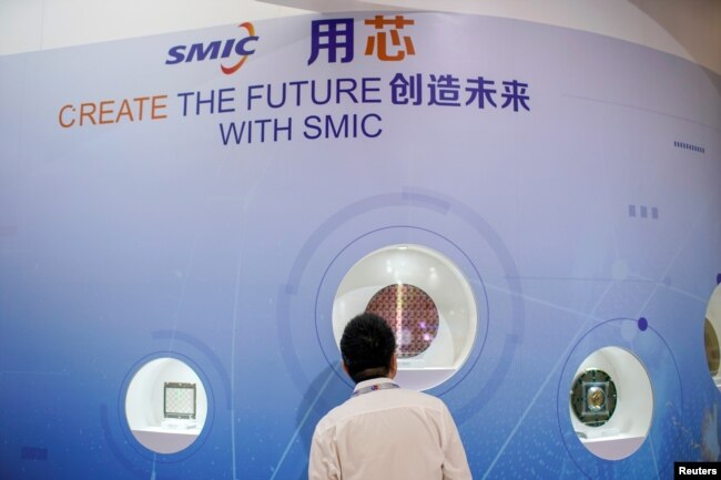 资料照:中芯国际在上海举办的中国国际半导体博览会上的展台。(2020年10月14日)