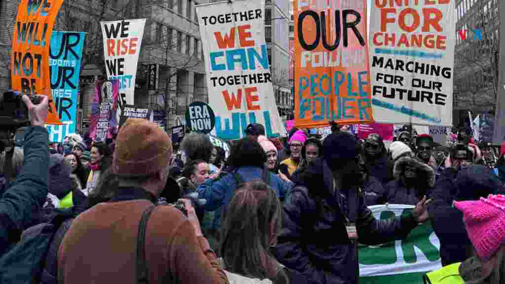 Miles de personas, en su mayoría mujeres, se reunieron este sábado en Washington para protestar contra la investidura del presidente electo Donald Trump.