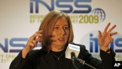 Israel's opposition leader and former foreign minister Tzipi Livni speaks at the annual Institute for National Security Studies conference in Tel Aviv, Israel, December 2009. (file photo)