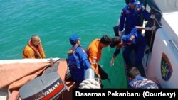 Tim SAR gabungan sedang melakukan pencarian terhadap korban kapal tenggelam di perairan Tanjung Medang, Kabupaten Bengkalis, Riau, Kamis 23 Januari 2020. (Foto: Basarnas Pekanbaru)