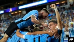 Jugadores de Uruguay celebran el primer gol de su equipo contra Panamá, anotado por su compañero Maximiliano Araujo, durante un partido de fútbol del Grupo C de la Copa América en Miami Gardens, Florida, el domingo 23 de junio de 2024.