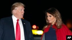 Le président Donald Trump et la première dame Melania Trump arrivent à Air Force One à l'aéroport international de Palm Beach, à West Palm Beach, en Floride, le 2 février 2018.