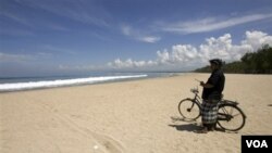 Petugas sedang melakukan patroli di pantai Kuta saat perayaan hari Nyepi. Bali diguncang gempa berkekuatan 6,0 SR (foto:dok).