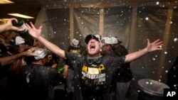 El coach de primera, Rick Sofield, celebra su victoria sobre los Bravos de Atlanta en los vestidores de los Piratas de Pittsburgh.