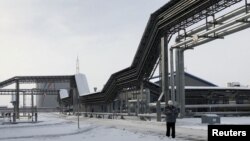 러시아 우스트루가항의 원유 저장 탱크. (자료사진)