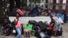 Migrantes haitianos acampan en la plaza Giordano Bruno en la Ciudad de México, el jueves 18 de mayo de 2023.