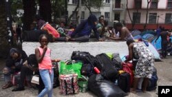 Migrantes haitianos acampan en la plaza Giordano Bruno en la Ciudad de México, el jueves 18 de mayo de 2023.