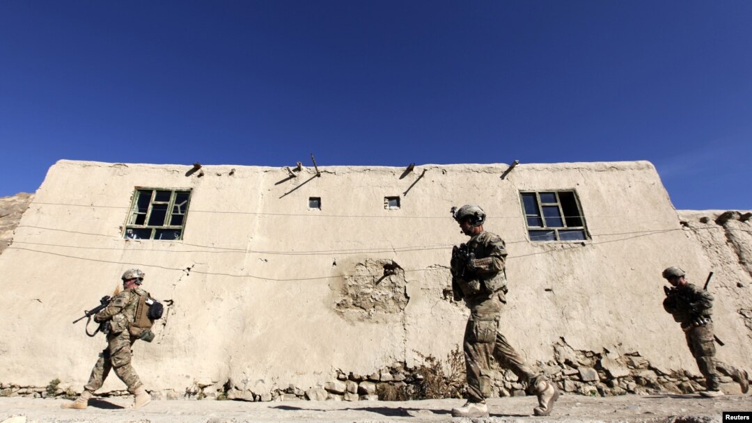 Tentara Amerika tengah berpatroli di provinsi Logar, Afghanistan (Foto: dok). Pemberontak dilaporkan menembak mati delapan warga sipil saat dalam perjalanan menuju tempat kerja mereka di pangkalan AS di wilayah ini, Kamis (18/7).