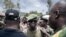 Un commandant local de l'Union des Révolutionnaires pour la Défense du Peuple Congolais / Coopérative pour le Développement du Congo armé est rassuré par d'anciens chefs de guerre sur le processus de démobilisation dans le village de Wadda, en Ituri, le 19 septembre 2020.