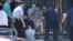 中國警方人員在美國大使館外清理爆炸現場