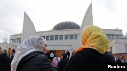 Perempuan Muslim bersiap menghadiri peresmian Masjid Agung Strasbourg. (Foto: Dok)