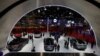 Pengunjung melihat mobil-mobil terbaru dari produsen mobil China NIO selama Shanghai Auto Show di Shanghai pada Selasa, 20 April 2021, sebagai ilustrasi. (Foto: AP)