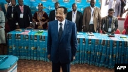 Le président du Cameroun, Paul Biya, au bureau de vote du quartier de Bastos à Yaoundé, le 7 octobre 2018.