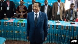 Le président du Cameroun, Paul Biya lors du vote au bureau de vote du quartier de Bastos à Yaoundé, le 7 octobre 2018.