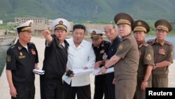 Pemimpin Korea Utara Kim Jong Un mengunjungi lokasi pembangunan pangkalan angkatan laut di lokasi yang dirahasiakan di Korea Utara. (Foto: KCNA via Reuters)