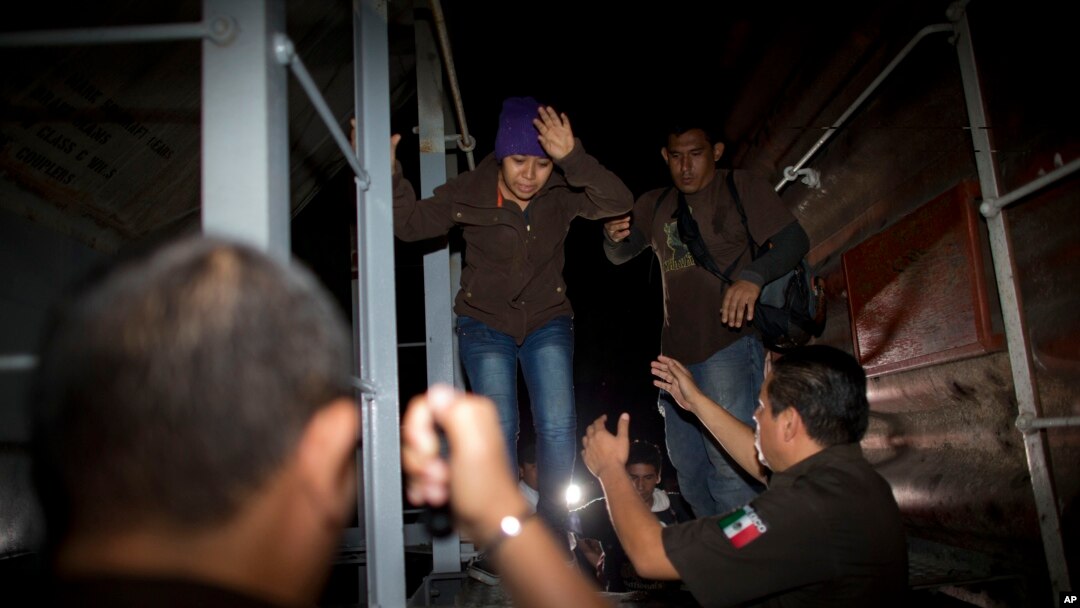 El flujo de mexicanos que llegan a EE.UU. también ha disminuido por el trabajo de las autoridades mexicanas de inmigración que están frenando el cruce ilegal de inmigrantes.