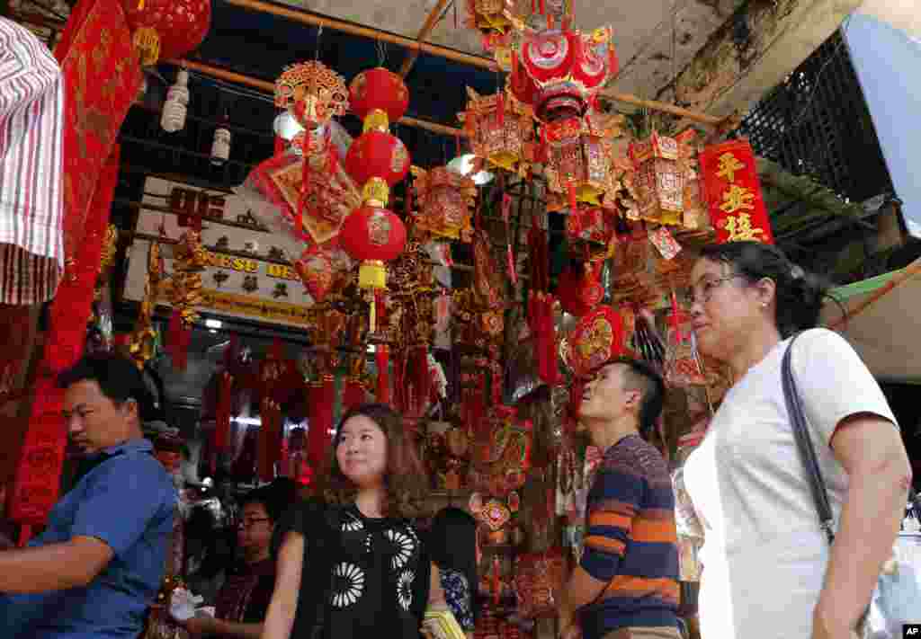 在缅甸仰光的中国城，人们逛街购物（2017年1月25日）