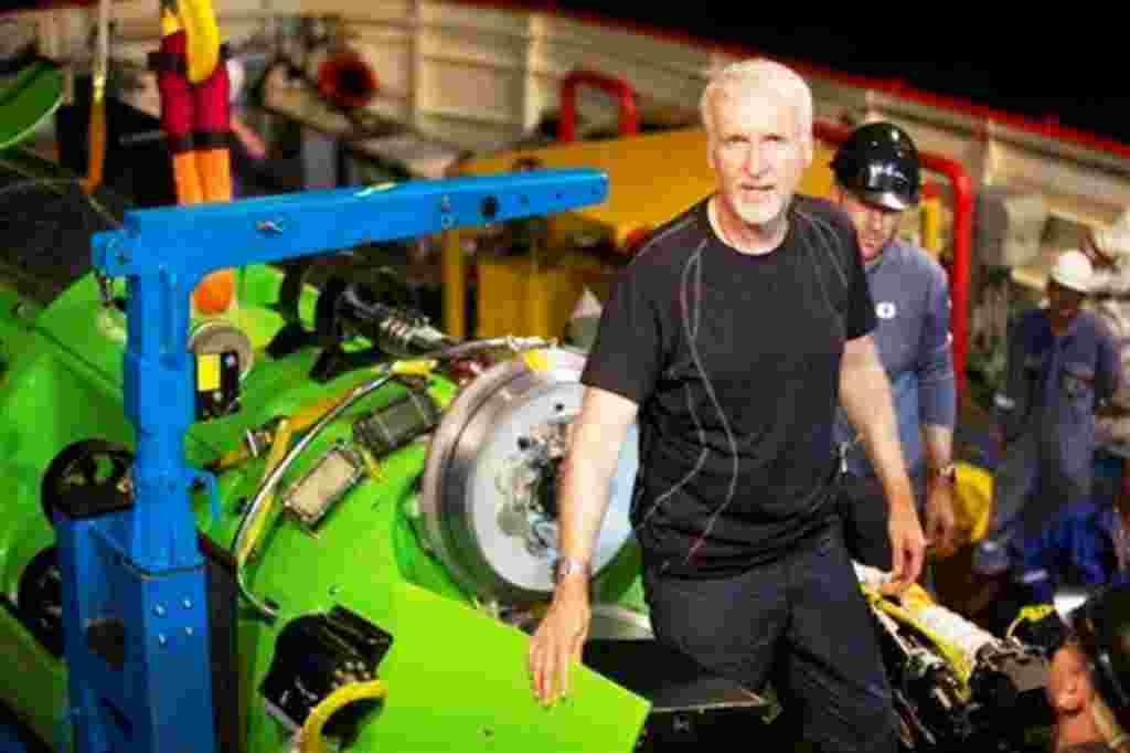 James Cameron junto al Deepsea Challenger con el cual se convirtió en solamente el segundo intento exitoso de descender a las fosas Marianas, el primero en solitario.